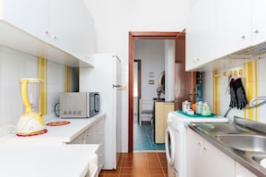 Refrigerador, microondas, parrilla de estufa y tostadora 