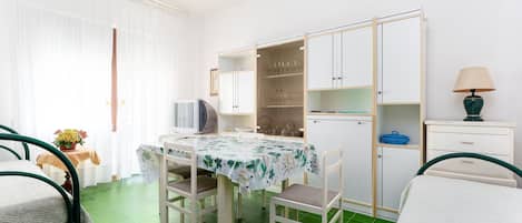 Iron/ironing board, WiFi, bed sheets