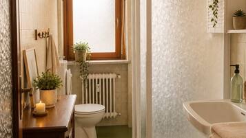 Douche, séchoir à cheveux, bidet, serviettes fournies