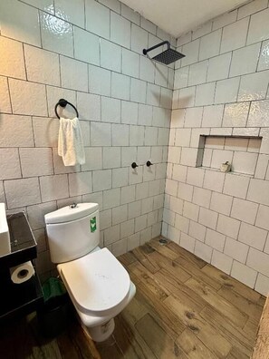 Banheira, secador de cabelo (mediante solicitação), sabonete, shampoo