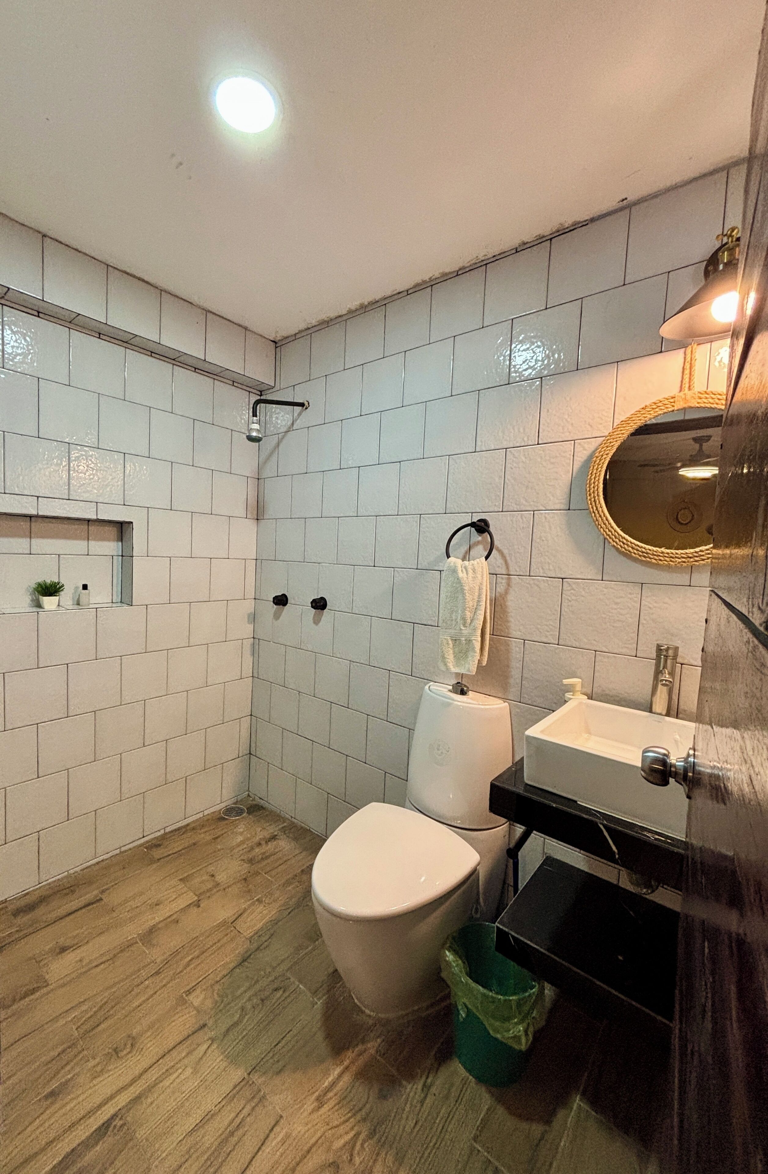 Habitación clásica con 1 cama matrimonial o 2 individuales | Baño | Tina, secadora de cabello, jabón, shampoo 
