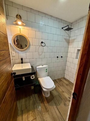 Banheira, secador de cabelo (mediante solicitação), sabonete, shampoo