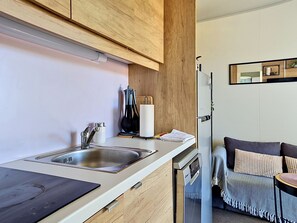 Kühlschrank, Mikrowelle, Geschirrspüler, Kochgeschirr/Geschirr/Besteck