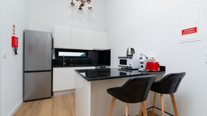 Réfrigérateur, micro-ondes, four, plaque de cuisson