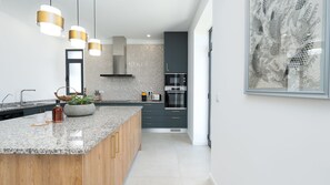 Frigorífico, microondas, horno y placa de cocina