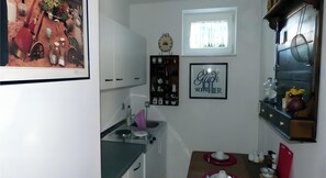 Geladeira, micro-ondas, cooktop, cafeteira/chaleira