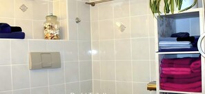 Chuveiro, secador de cabelo, toalhas de banho 