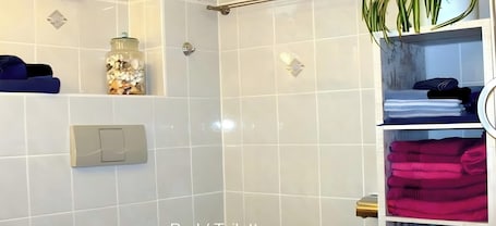 Shower, hair dryer, towels. Holiday Apartment on Rentierweg in Rathenow