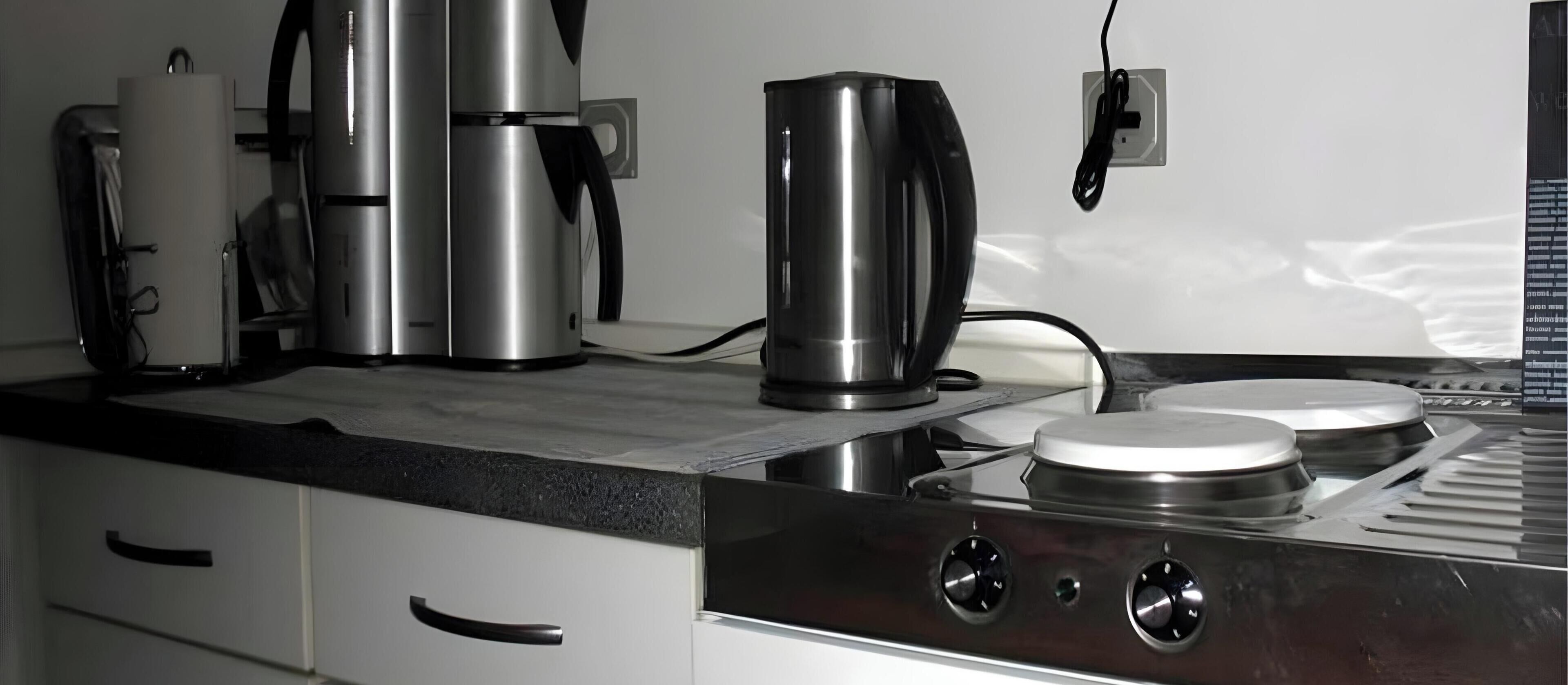 Geladeira, micro-ondas, cooktop, cafeteira/chaleira
