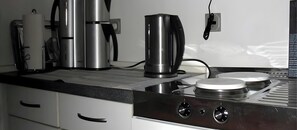 Geladeira, micro-ondas, cooktop, cafeteira/chaleira