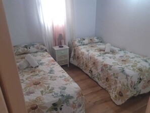 3 habitaciones, tabla de planchar con plancha, wifi y ropa de cama 