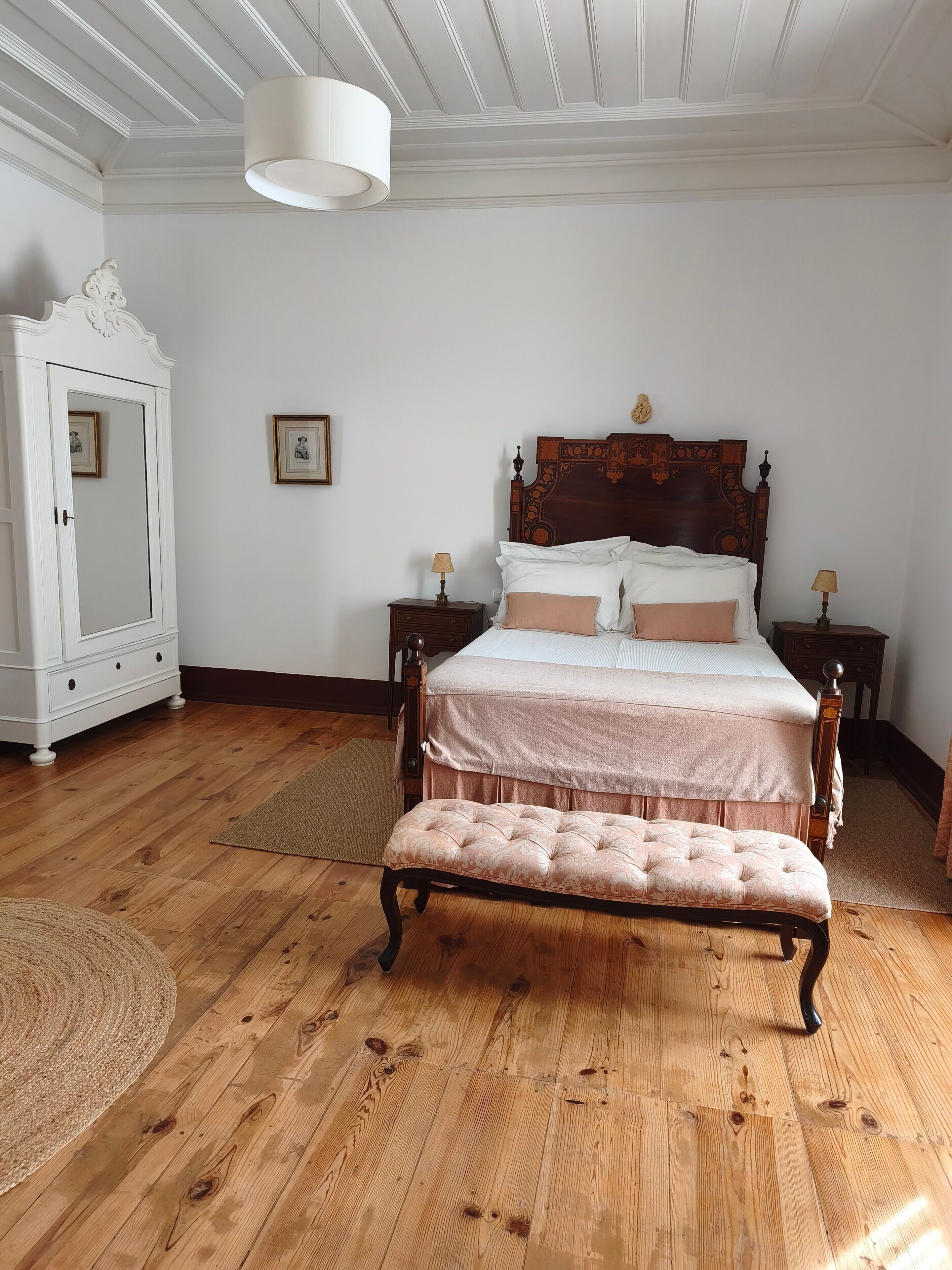 Tabla de planchar con plancha, wifi, ropa de cama