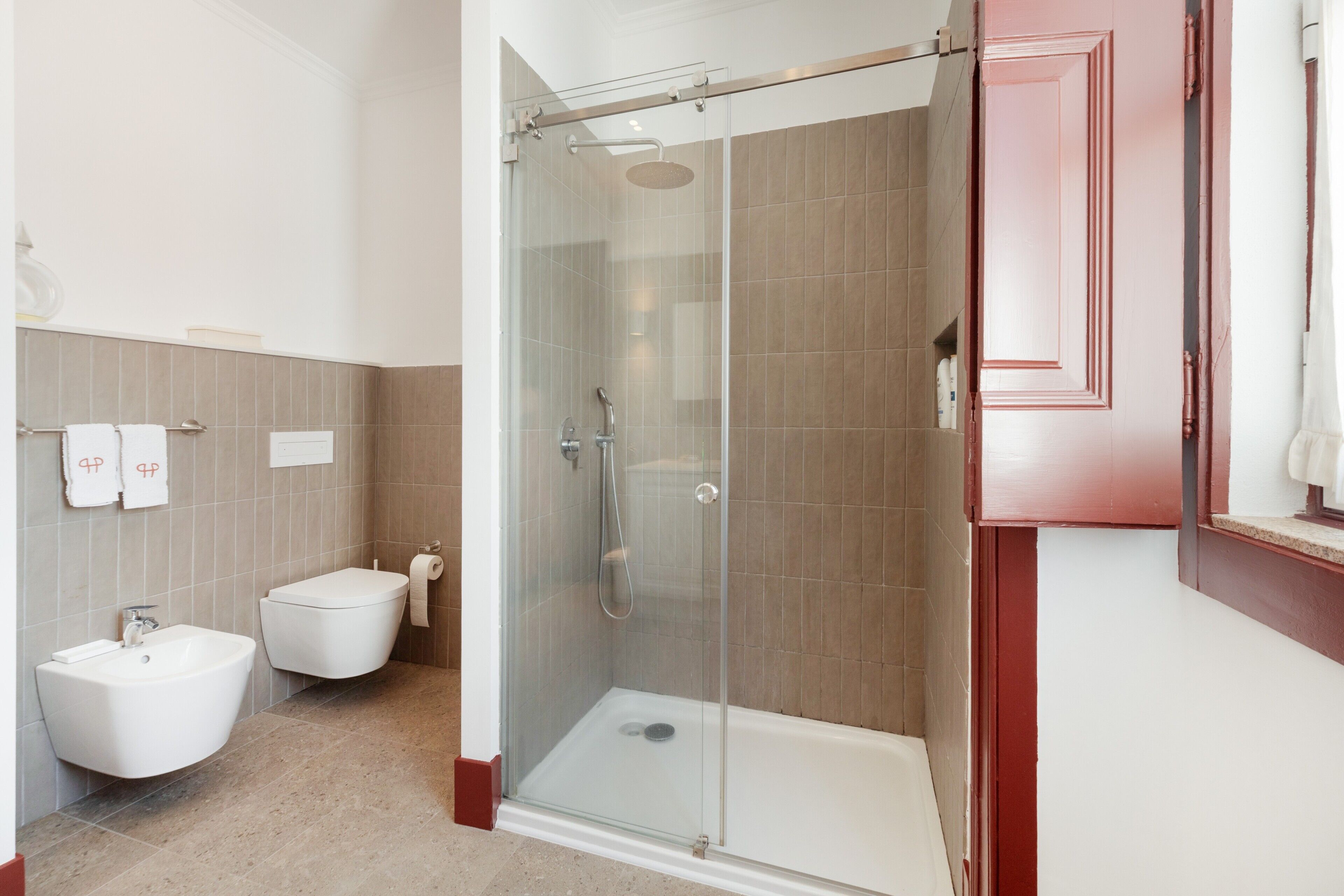 Een douche, een haardroger, handdoeken