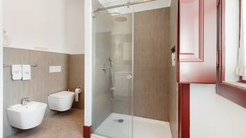Een douche, een haardroger, handdoeken