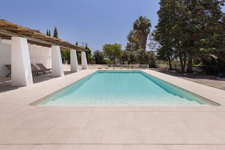 A rectangular swimming pool with clear water, surrounded by white pillars and a pergola.. Villa 'Casa Da Vila' with Mountain View, Wi-Fi and Air Conditioning