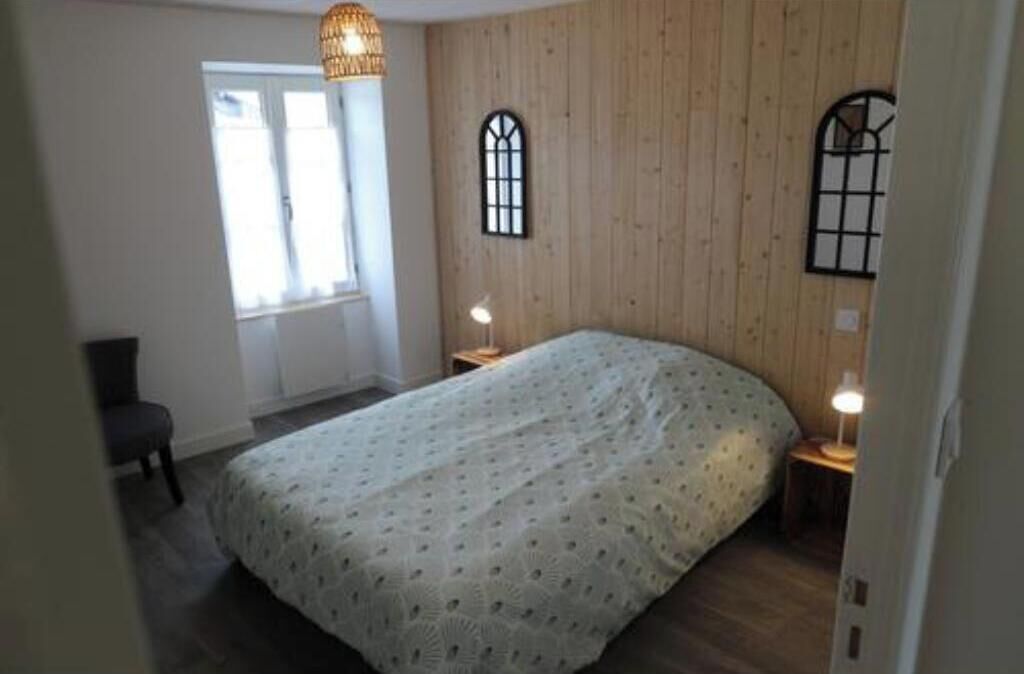 4 habitaciones, tabla de planchar con plancha y cuna de viaje 