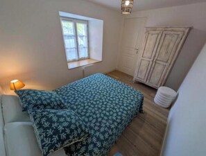 4 bedrooms, iron/ironing board, travel crib, free WiFi