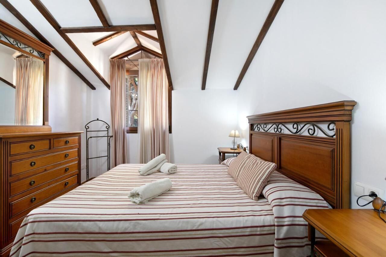 4 bedrooms, iron/ironing board, bed sheets