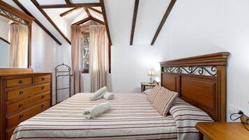 4 bedrooms, iron/ironing board, bed sheets
