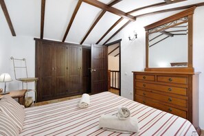 4 habitaciones, tabla de planchar con plancha y ropa de cama 