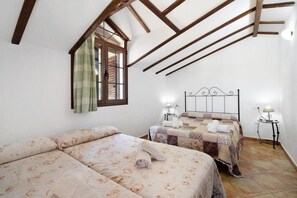 4 habitaciones, tabla de planchar con plancha y ropa de cama 