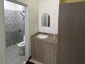 Shower, soap, shampoo - Satya Graha Hotel (Yogyakarta)
