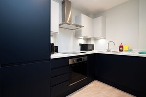 Apartamento | Cocina privada | Frigorífico, microondas, horno y placa de cocina