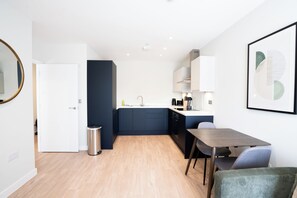 Apartment | Private kitchen | Fridge, microwave, oven, stovetop - Church House by Guestz (Filton)