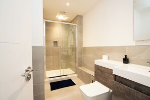 Apartment | Bathroom | Shower, towels - Church House by Guestz (Filton)