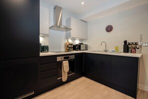 Apartamento clásico | Cocina privada | Frigorífico, microondas, horno y placa de cocina