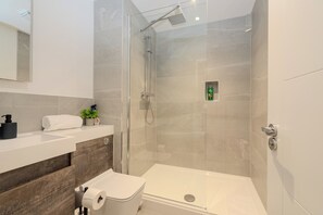 Apartamento clásico | Baño | Ducha y toallas
