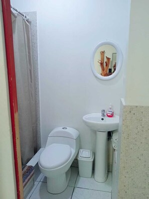 Comfort Double Room | Bathroom | Shower, free toiletries, hair dryer, towels - Costa 21 (Lima)