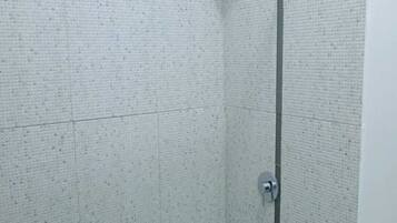 Kamar Double Comfort | Kamar mandi | Shower, perlengkapan mandi gratis, pengering rambut, dan handuk