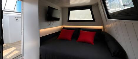 WiFi, bed sheets
