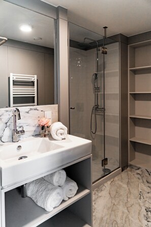 Shower, hair dryer, bidet, towels - 18th Century Italia Suite w/ Historic Charm & Modern Luxury in Central Porto 2N (Porto)