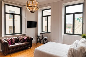 1 bedroom, iron/ironing board, travel cot, WiFi - 18th Century Italia Suite w/ Historic Charm & Modern Luxury in Central Porto 2N (Porto)
