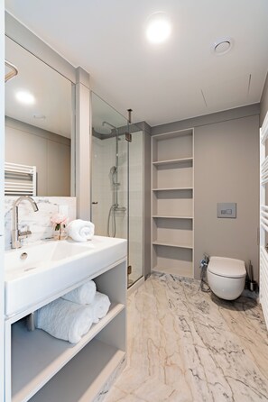Douche, sèche-cheveux, bidet, serviettes fournies