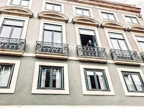 Un edificio con varias ventanas y balcones.
