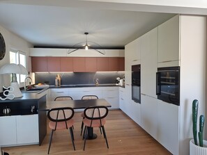 Fridge, microwave, oven, stovetop - 5-Room Villa with Pool and Terrace in Le Porge (Le Porge)