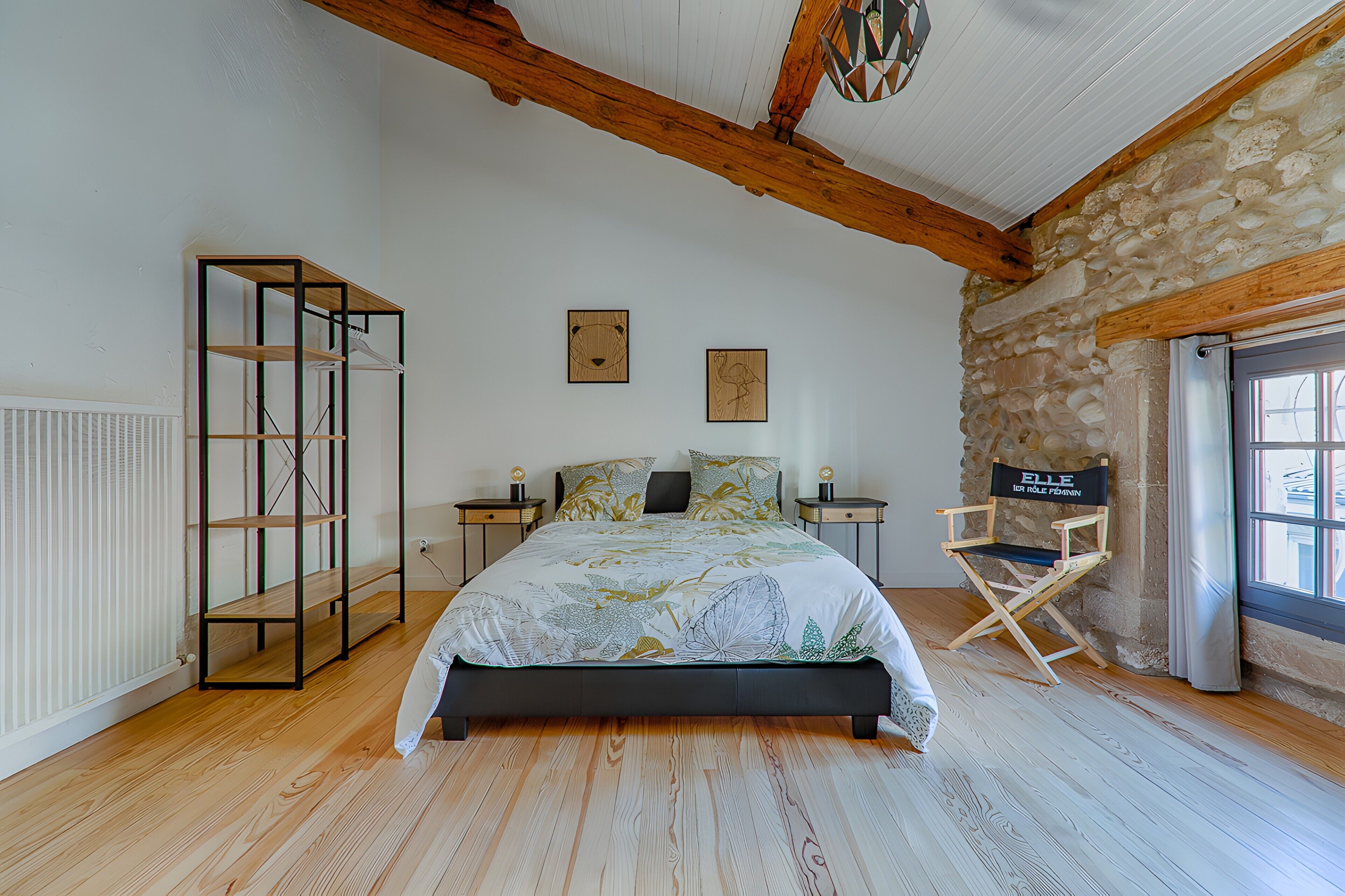 Tabla de planchar con plancha, wifi, ropa de cama
