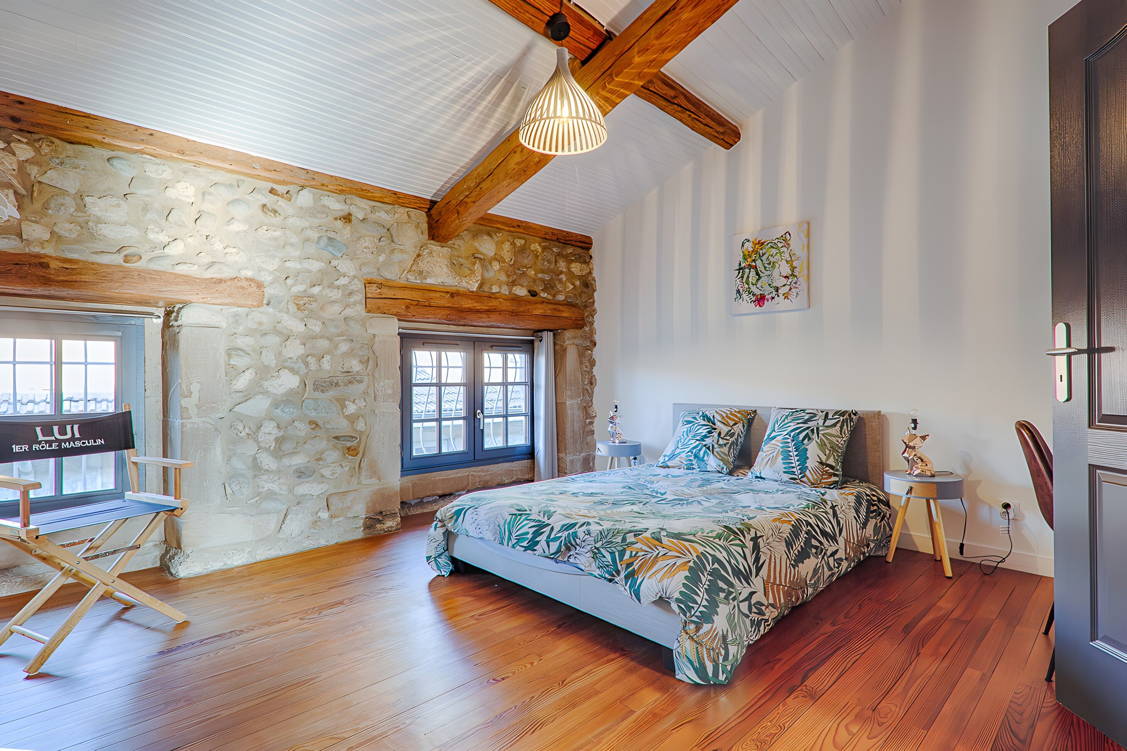 Tabla de planchar con plancha, wifi y ropa de cama 
