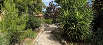 Family property in a green setting - 9 to 10 people