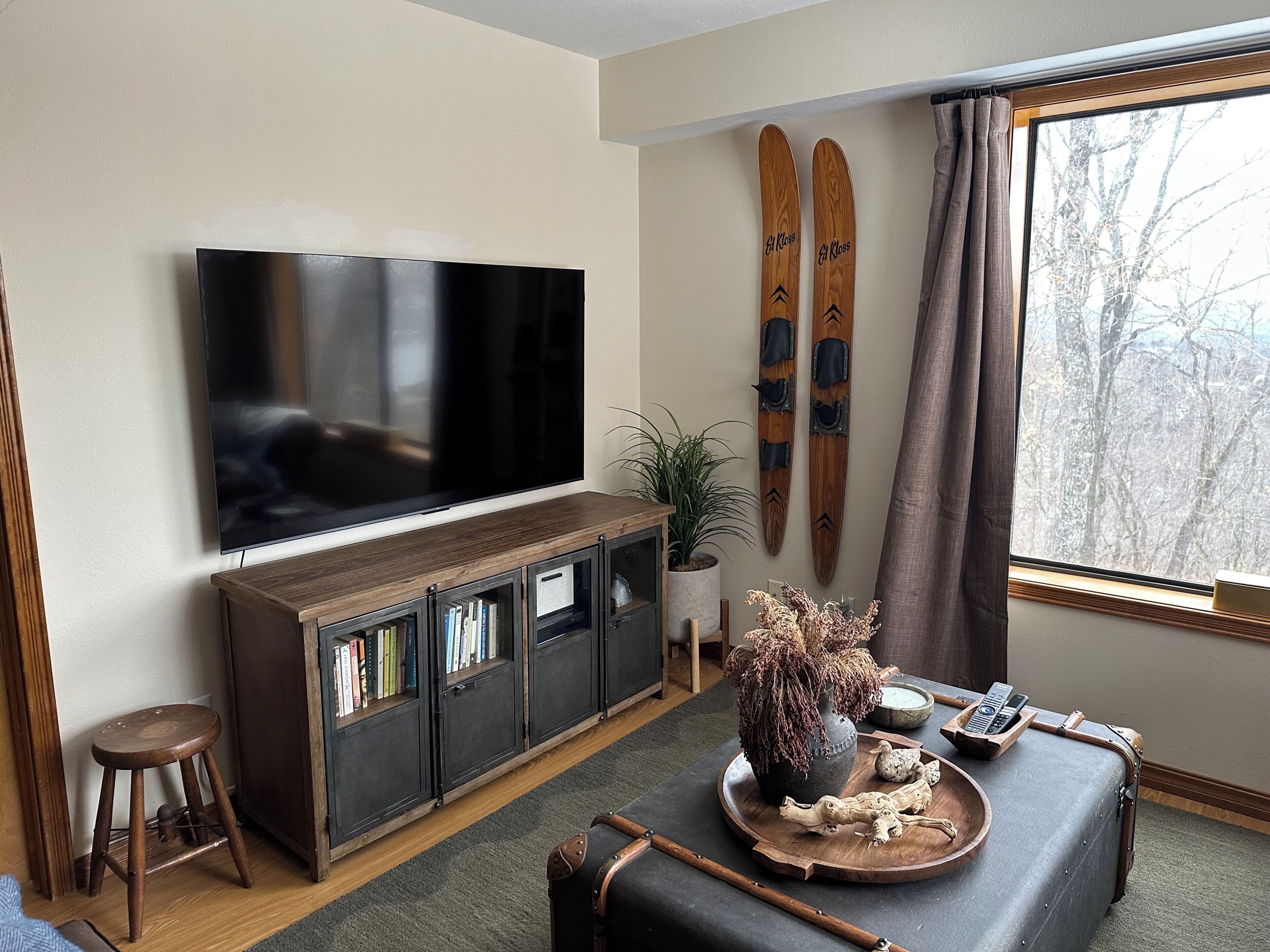 Een smart-tv, een dvd-speler en boeken