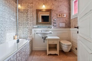 Shower, bidet, towels, shampoo - Luxury 4 bedrooms apartment (Venezia)