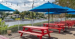 Outdoor dining - Cozy 1-bedroom resort with AC in beautiful Myrtle Beach (Myrtle Beach)