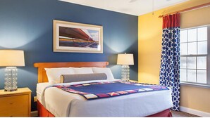Een hotelkamer met een bed, twee nachtkastjes, een raam met gordijnen en een schilderij aan de muur.