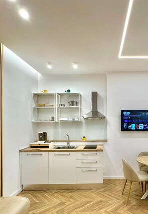 Fridge, cookware/dishes/utensils - Naples, Apartment up to 4 people, very close to Metro and Funiculars (Napoli)