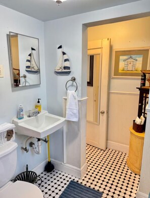 Towels, soap, toilet paper - 2BR St Pete Cottage - Near Beach & Downtown (St. Petersburg)