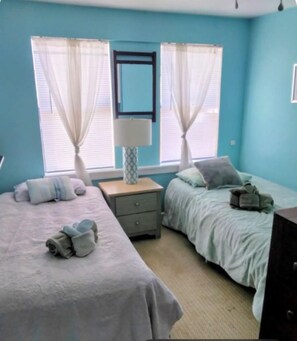 2 bedrooms, WiFi, bed sheets - 2BR St Pete Cottage - Near Beach & Downtown (St. Petersburg)