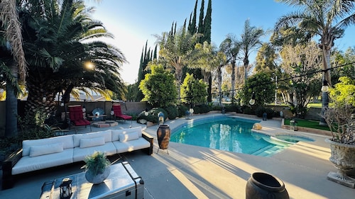 Cozy 2-bedroom house in pleasant Simi Valley with AC & pool oasis